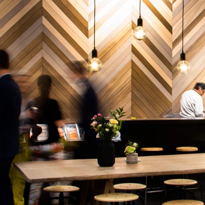 Mowie stand door Creaplan9